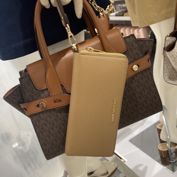 MICHAEL KORS LARGE TRAVEL CONTINENTAL WRISTLET WALLET PHONEHOLDER  
CAMEL - Picture 14 of 16